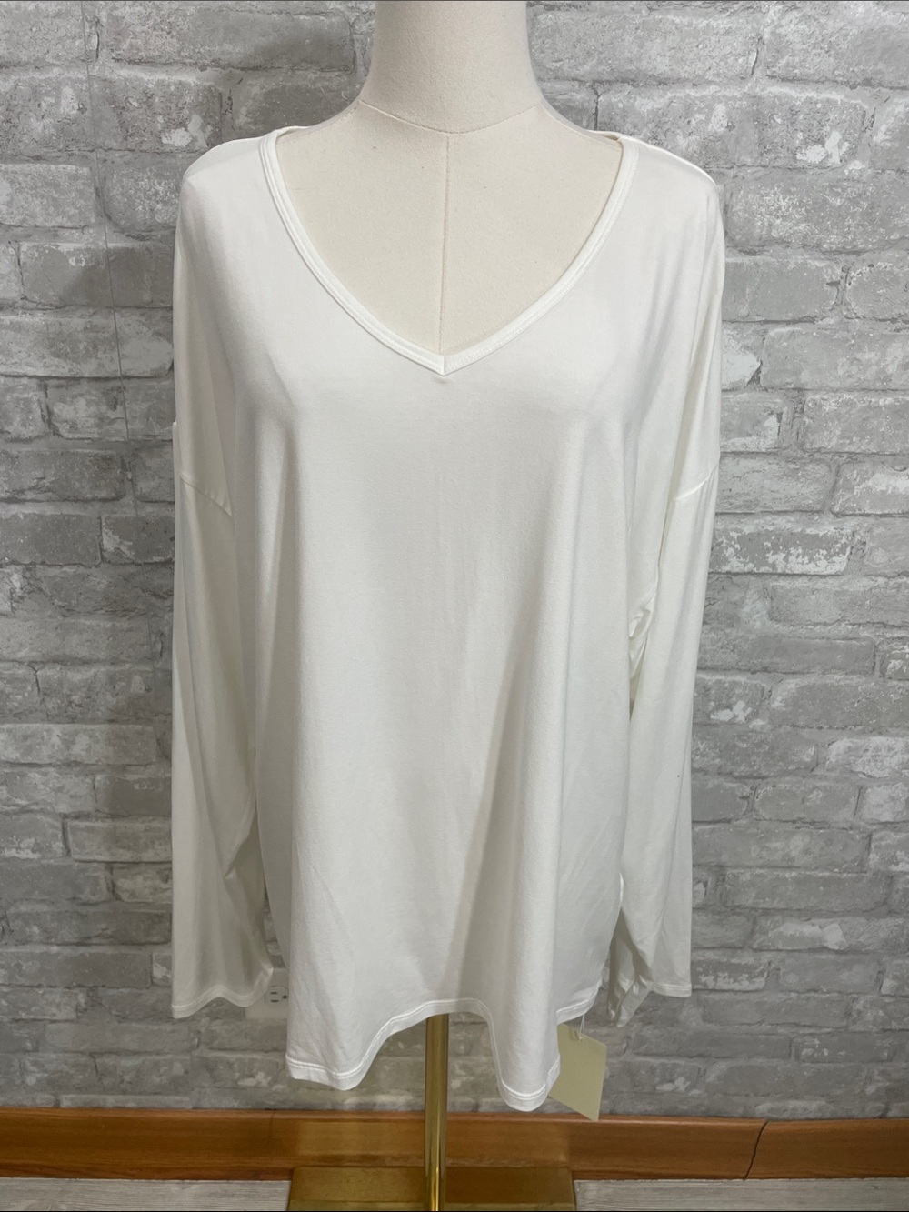 HALARA White V-Neck Long Sleeve Tee